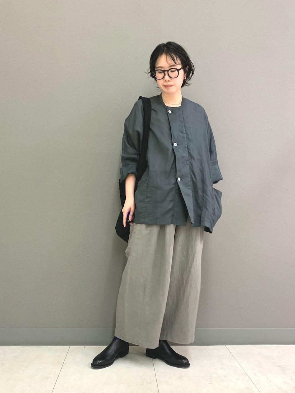 ホワイト系のTシャツ/カットソー、ブラック系のブーツ、ブルー系のノーカラージャケットを着用したレディースの春コーディネートの5枚目の写真