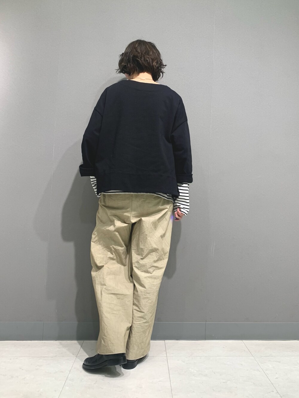 ブラック系のTシャツ/カットソー、ブラック系のTシャツ/カットソー、ベージュ系のその他パンツを着用したレディースの冬コーディネートの4枚目の写真