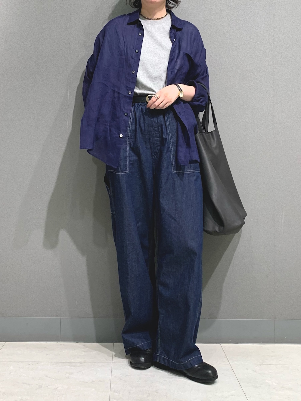 ブルー系のシャツ/ブラウス、グレー系のTシャツ/カットソー、ブルー系のデニムパンツを着用したレディースの夏コーディネートの2枚目の写真