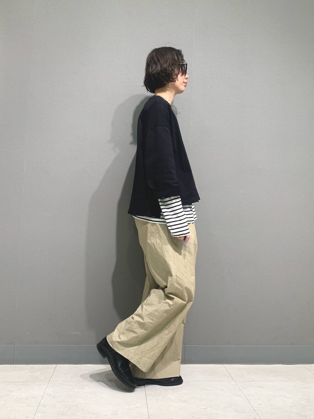 ブラック系のTシャツ/カットソー、ブラック系のTシャツ/カットソー、ベージュ系のその他パンツを着用したレディースの冬コーディネートの3枚目の写真