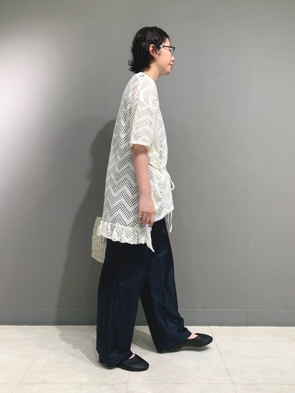 ホワイト系のTシャツ/カットソー、ブラック系のタンクトップ、グレー系のその他パンツを着用したレディースの春コーディネートの2枚目の写真