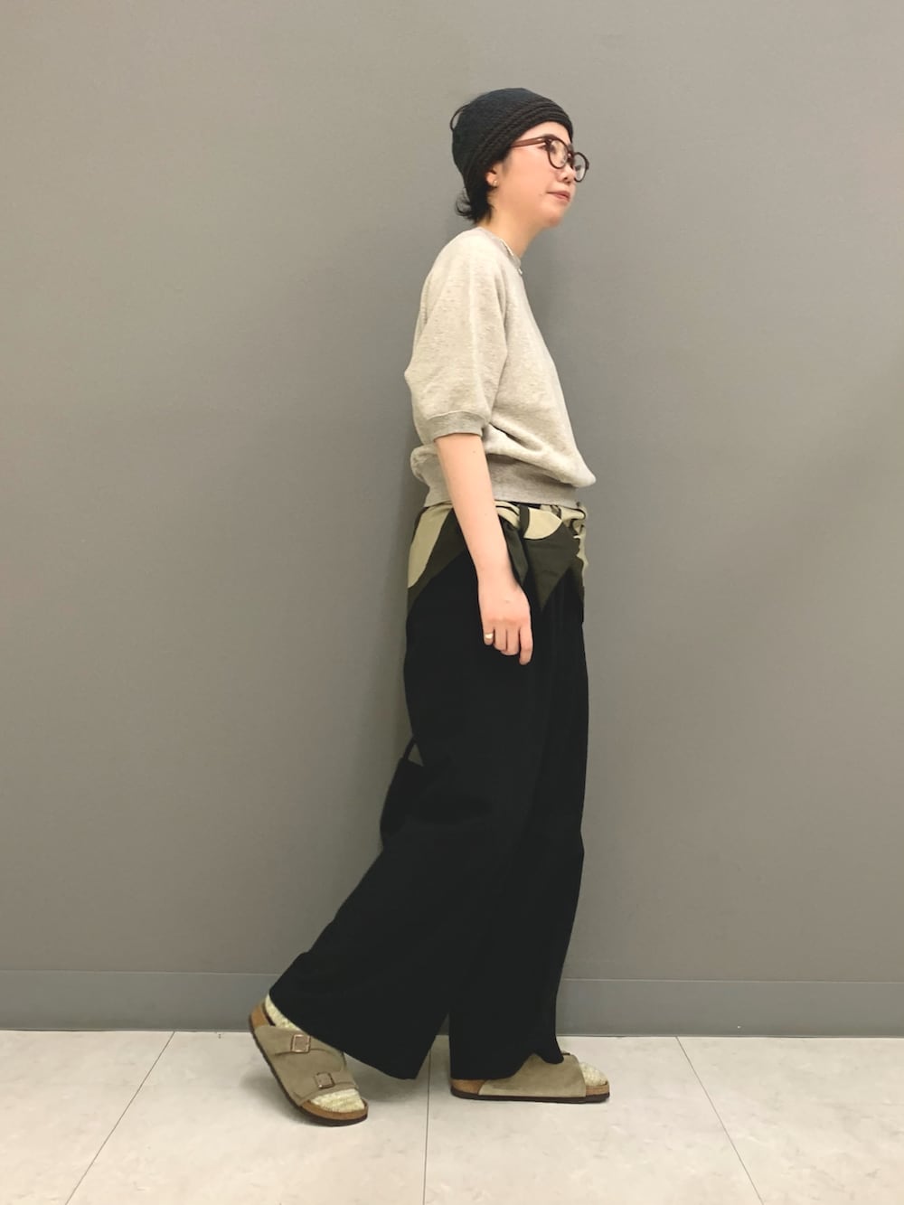 グレー系のスウェット、ブラック系のその他パンツ、ブラック系のハンドバッグを着用したレディースの春コーディネートの3枚目の写真