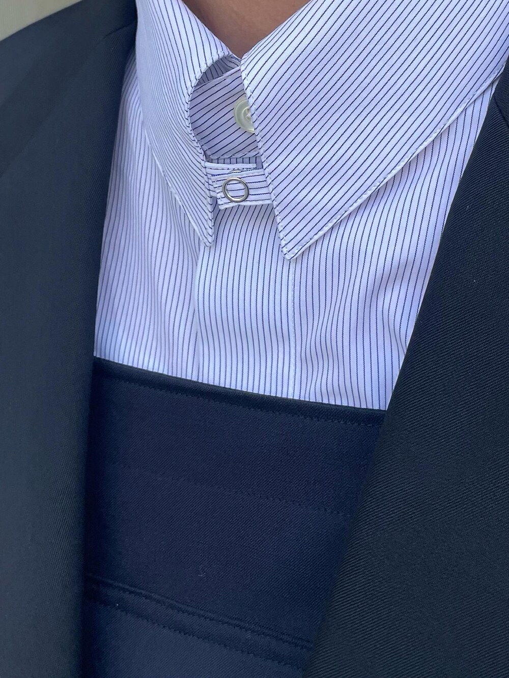 ブラック系のブーツ、ブルー系のサロペット/オーバーオール、ホワイト系のシャツ/ブラウスを着用したメンズの夏コーディネートの4枚目の写真