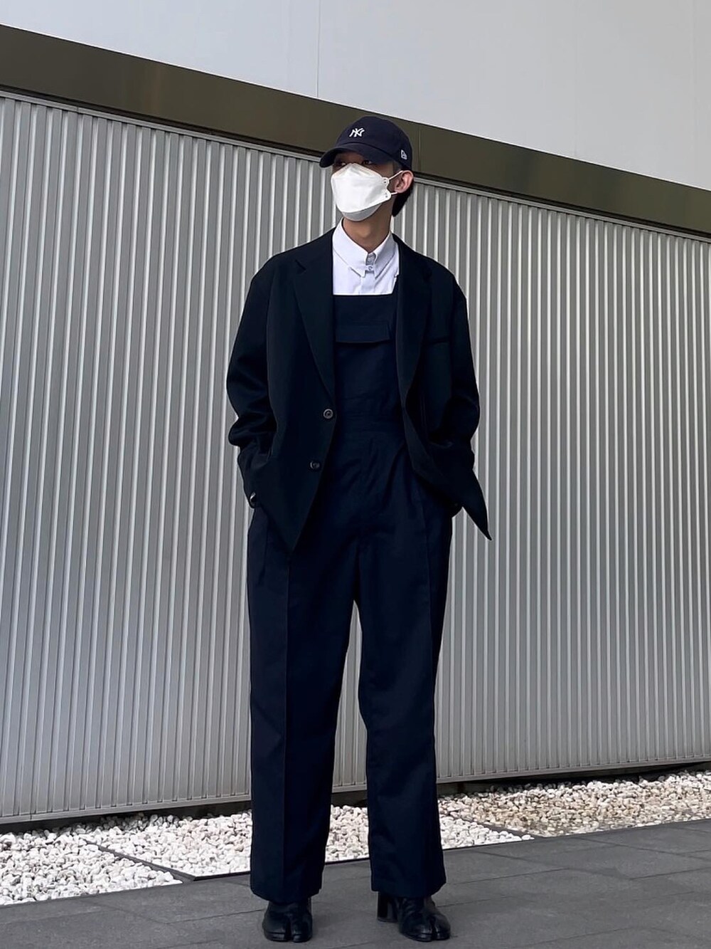 ブラック系のブーツ、ブルー系のサロペット/オーバーオール、ホワイト系のシャツ/ブラウスを着用したメンズの夏コーディネートの2枚目の写真