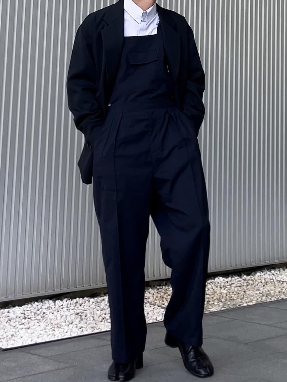 ブラック系のブーツ、ブルー系のサロペット/オーバーオール、ホワイト系のシャツ/ブラウスを着用したメンズの夏コーディネートの3枚目の写真