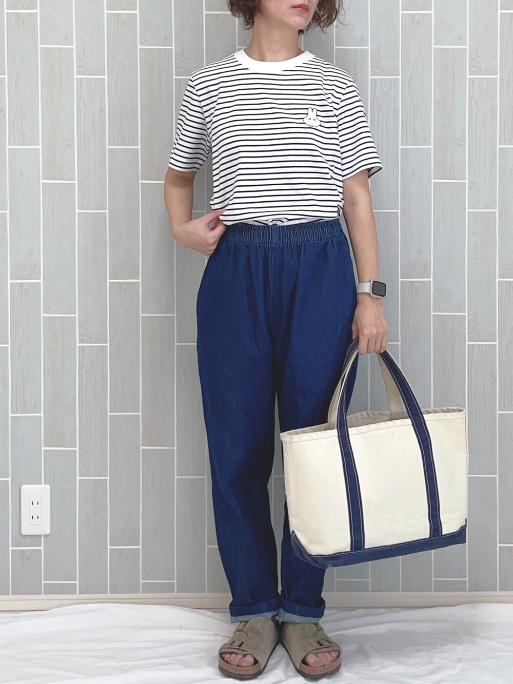 その他のTシャツ/カットソー、ブルー系のデニムパンツ、ベージュ系のサンダルを着用したレディースの夏コーディネートの3枚目の写真