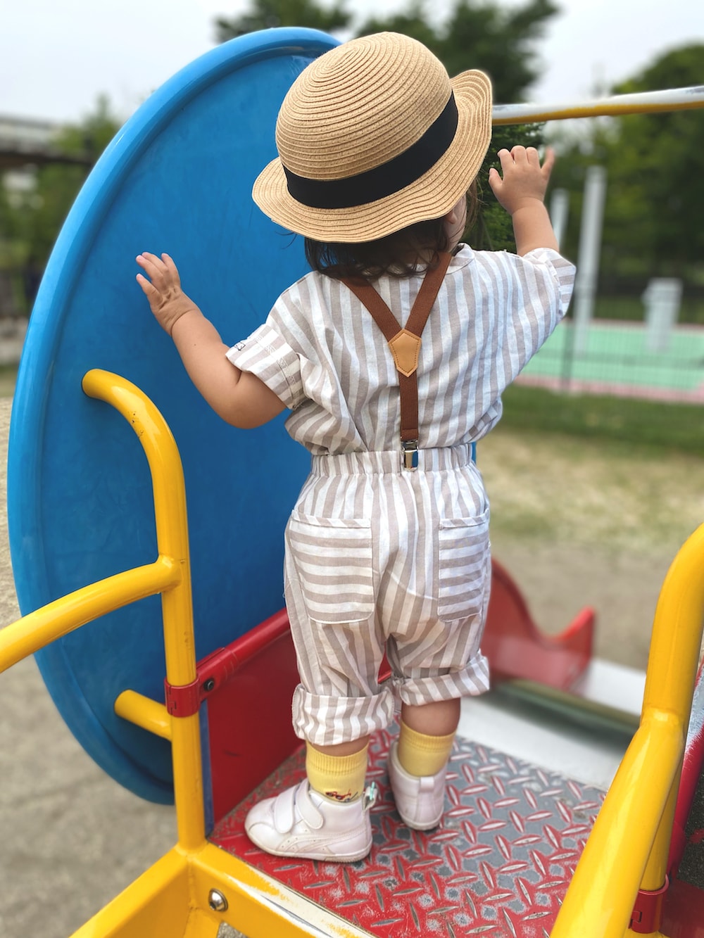 ベージュ系のその他パンツ、ベージュ系のシャツ/ブラウス、ホワイト系のスニーカーを着用したキッズの夏コーディネートの3枚目の写真