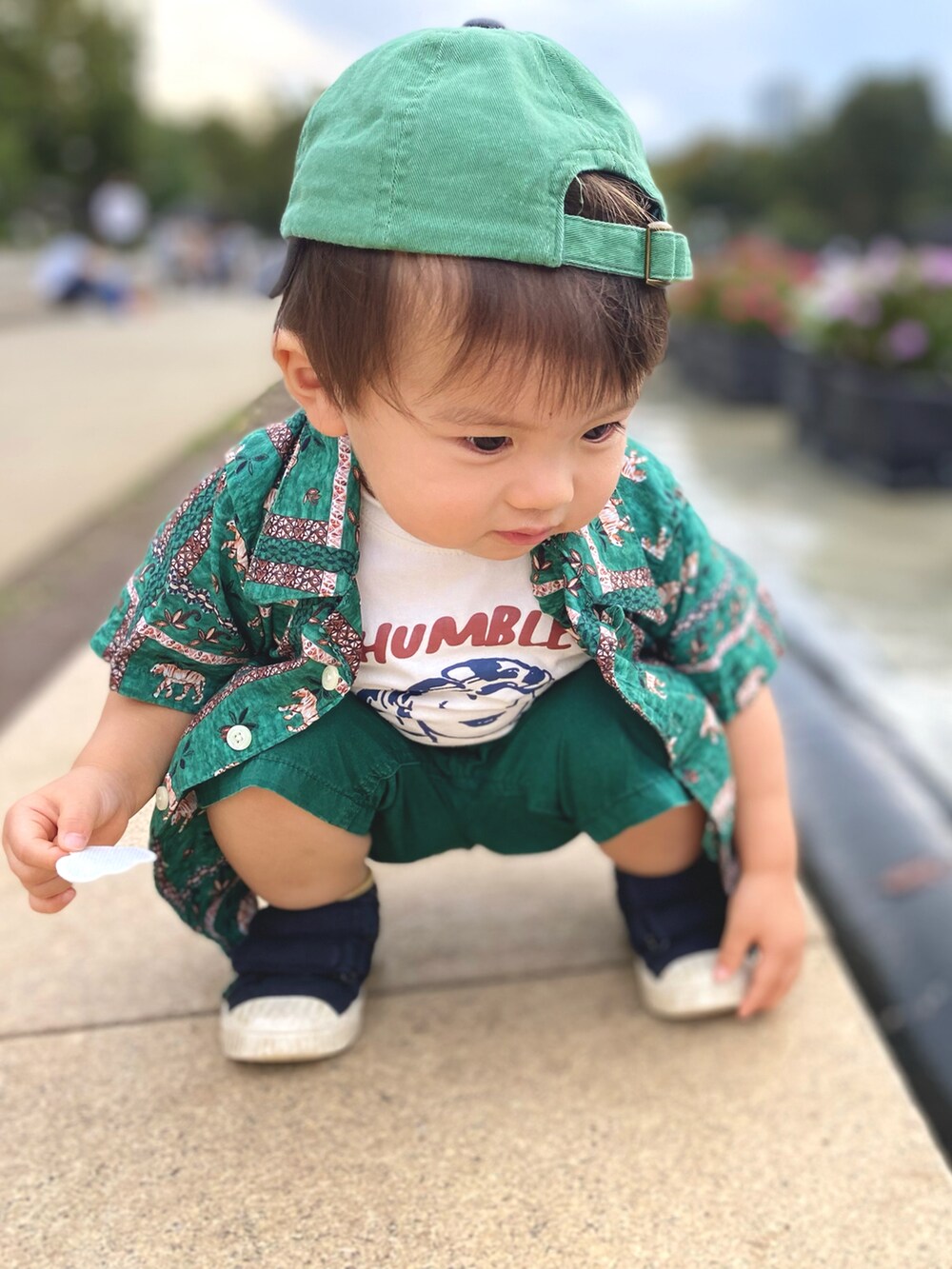 ホワイト系のTシャツ/カットソー、グリーン系のシャツ/ブラウス、グリーン系のパンツを着用したキッズの秋コーディネートの3枚目の写真