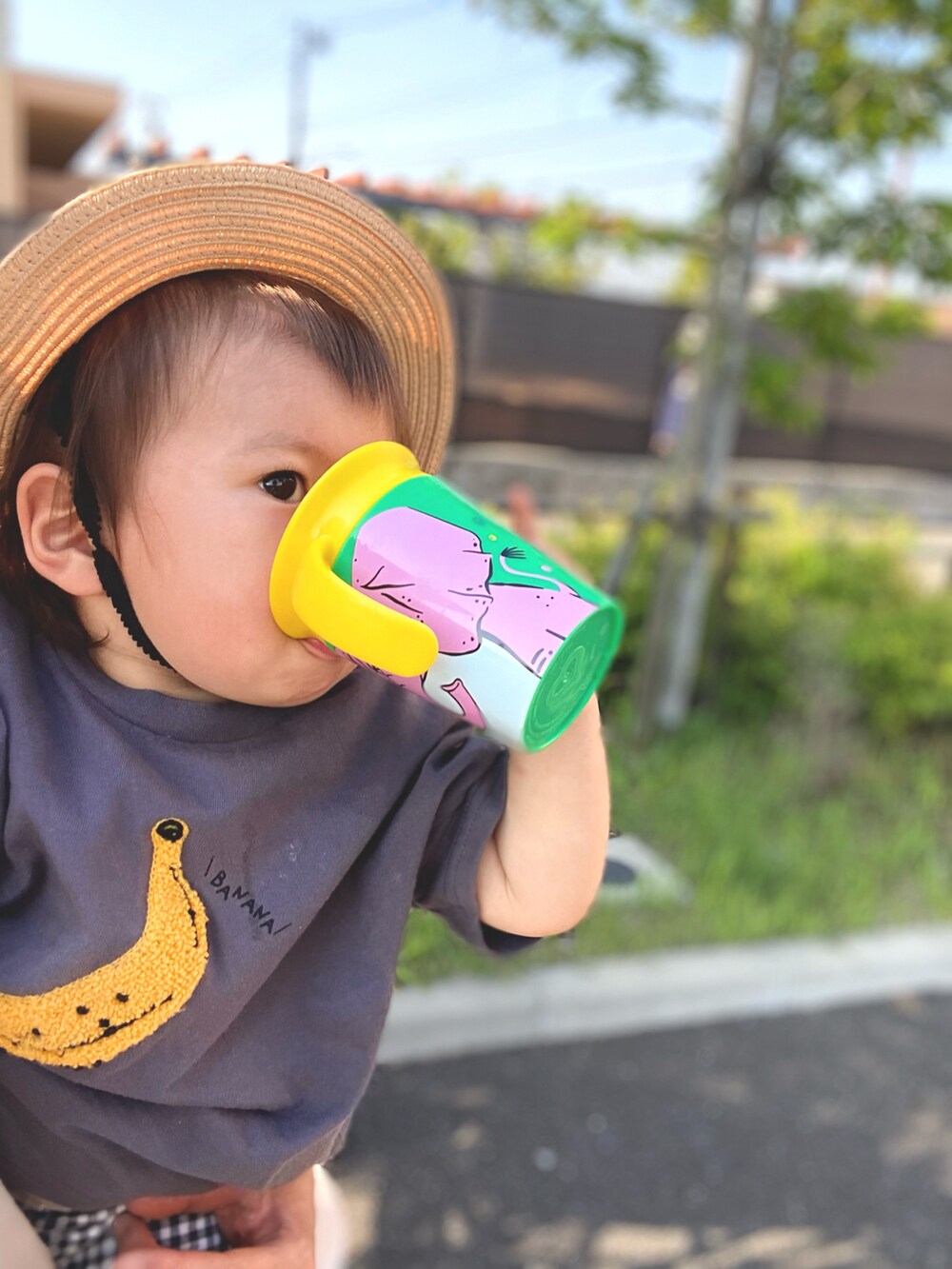 その他のTシャツ/カットソー、その他のパンツ、ホワイト系のスニーカーを着用したキッズの春コーディネートの5枚目の写真