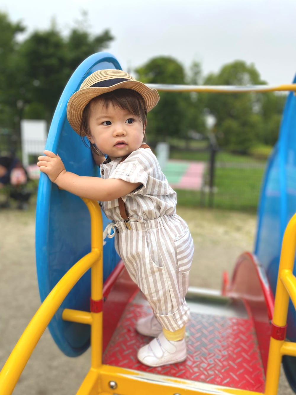 ベージュ系のその他パンツ、ベージュ系のシャツ/ブラウス、ホワイト系のスニーカーを着用したキッズの夏コーディネートの2枚目の写真