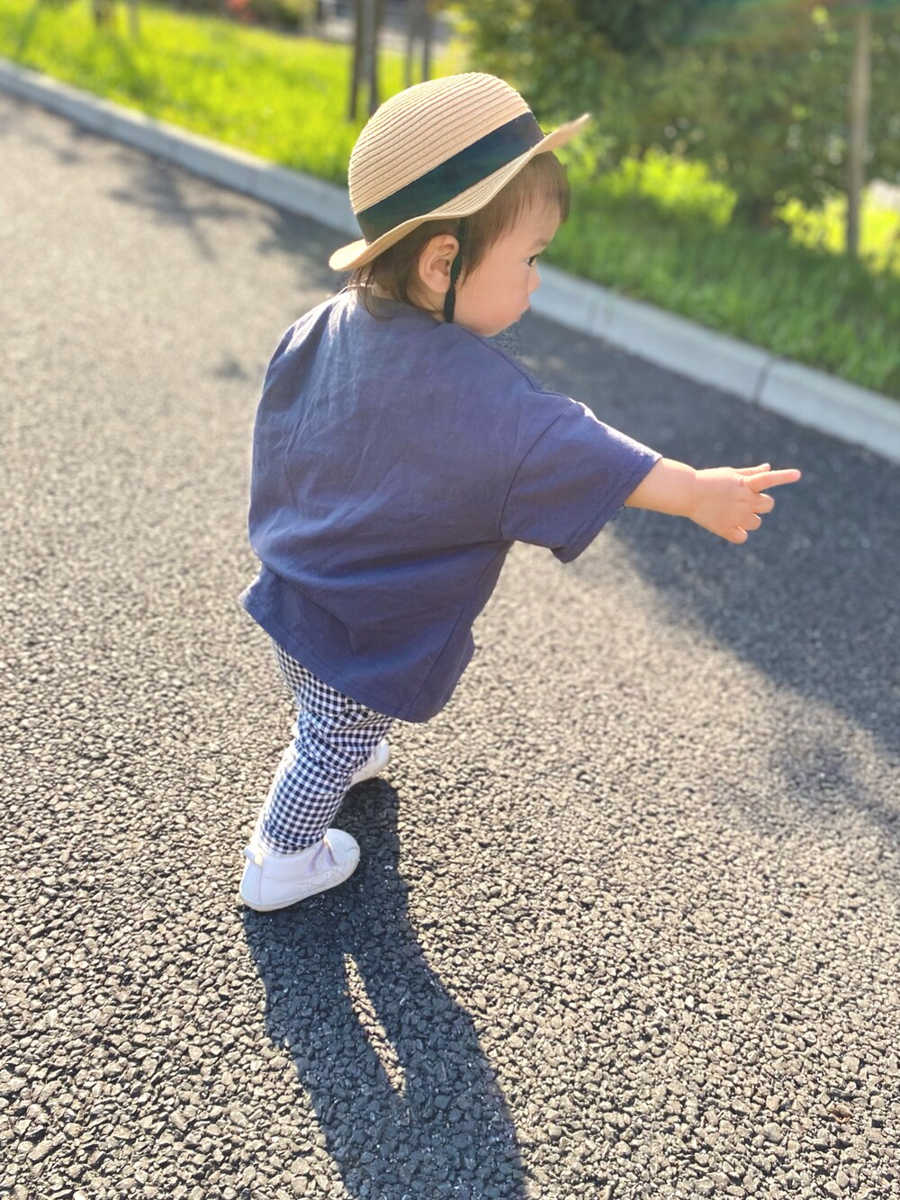 その他のTシャツ/カットソー、その他のパンツ、ホワイト系のスニーカーを着用したキッズの春コーディネートの4枚目の写真