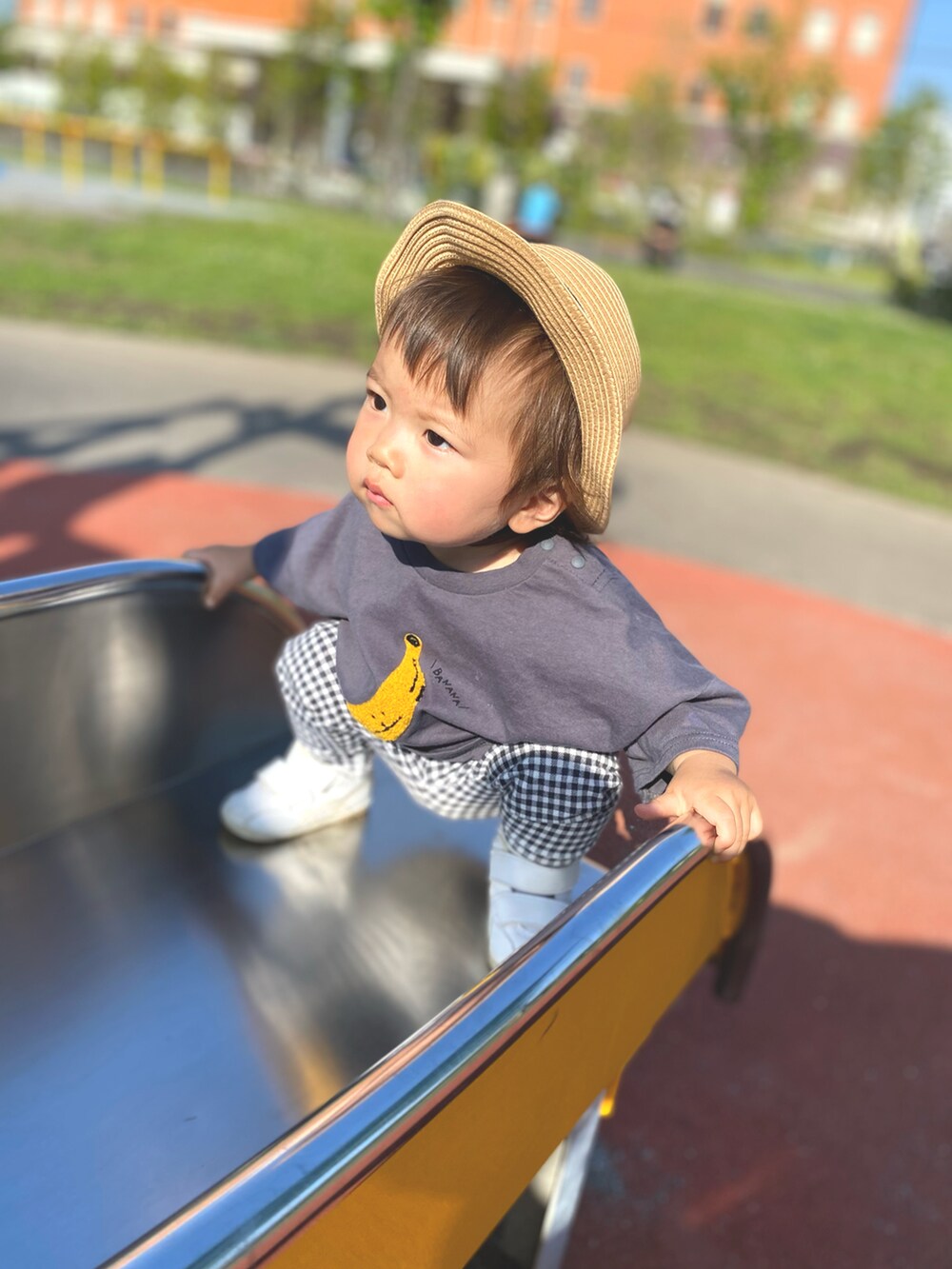 その他のTシャツ/カットソー、その他のパンツ、ホワイト系のスニーカーを着用したキッズの春コーディネートの2枚目の写真