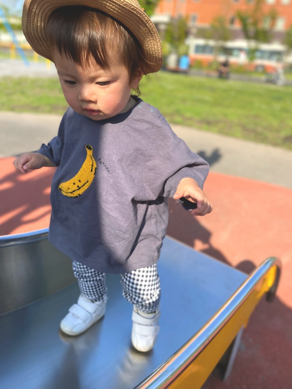 その他のTシャツ/カットソー、その他のパンツ、ホワイト系のスニーカーを着用したキッズの春コーディネートの3枚目の写真