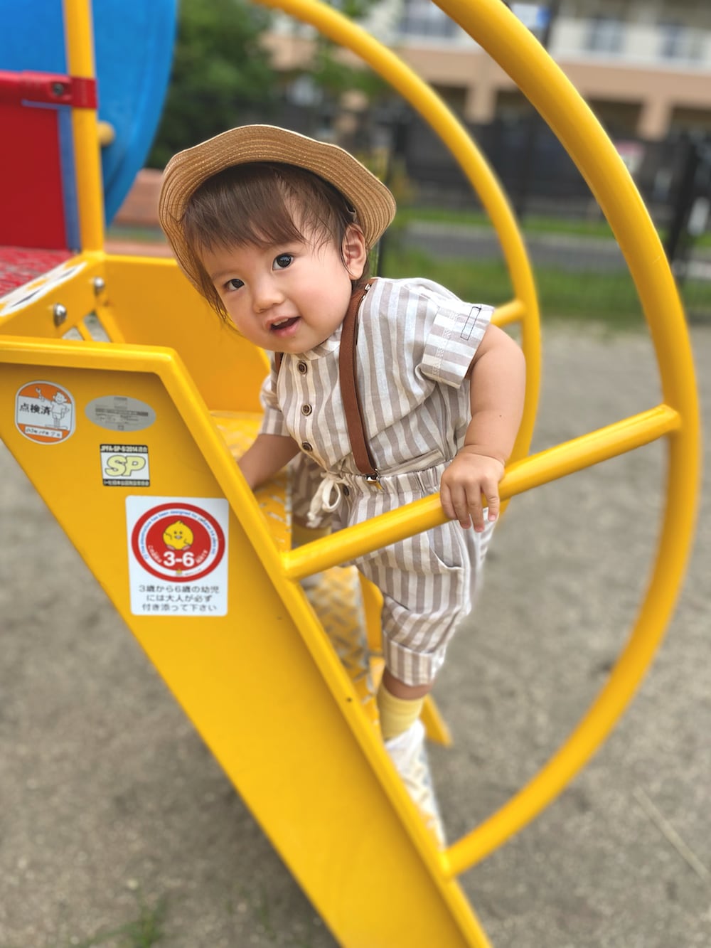 ベージュ系のその他パンツ、ベージュ系のシャツ/ブラウス、ホワイト系のスニーカーを着用したキッズの夏コーディネートの4枚目の写真