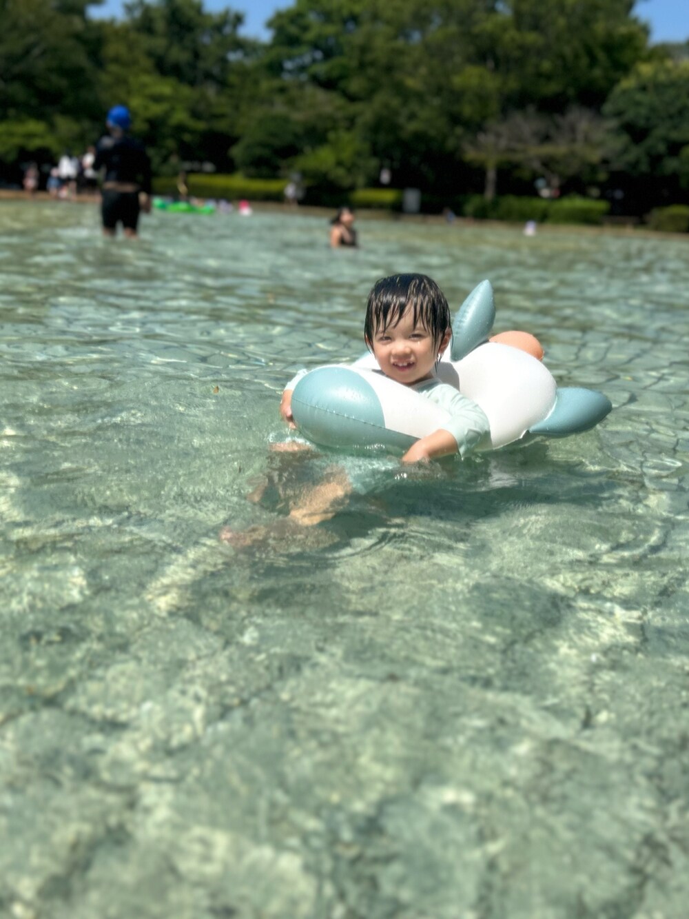 ベージュ系の帽子、グリーン系のラッシュガードを着用したキッズの夏コーディネートの4枚目の写真