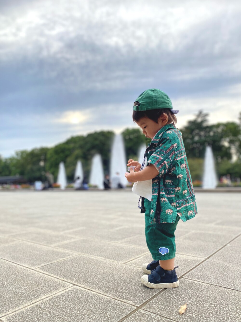 ホワイト系のTシャツ/カットソー、グリーン系のシャツ/ブラウス、グリーン系のパンツを着用したキッズの秋コーディネートの2枚目の写真