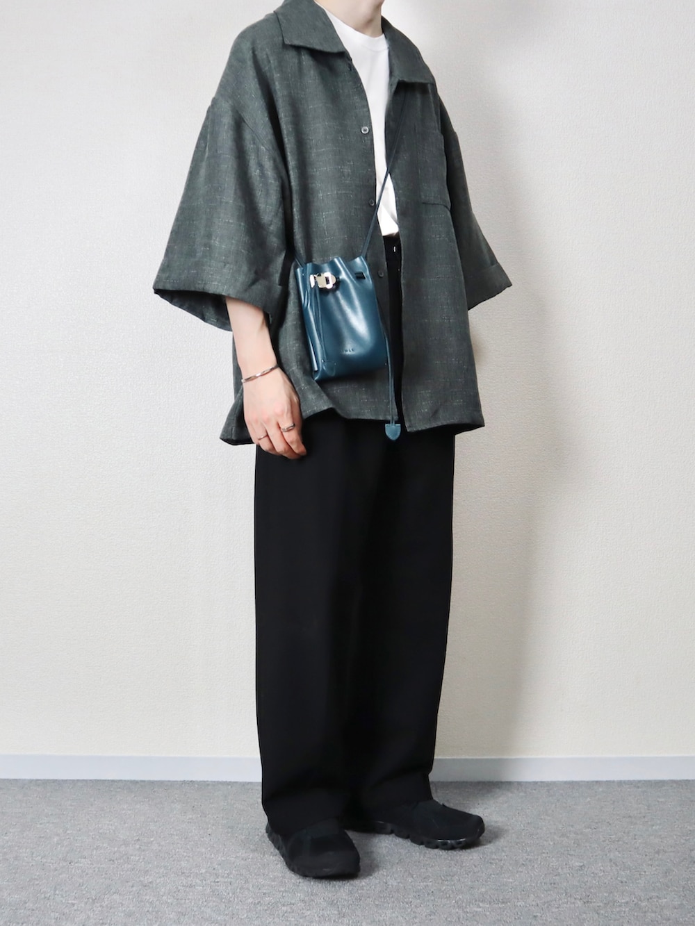「メンズファッション、キレイめ、シンプルコーデ、シャツスタイル、夏コーデ、PR、半袖シャツ、リネン、airtokyo、UNIQLO、プチプラ、低身長、青バッグ、スラックス、スニーカー」｜「Air Tokyoのイタリアンカラー オーバーサイズ リネン調 ショートスリーブ シャツ（シャツ/ブラウス、グレー系）」を使った、takakiさん（メンズ・165cm）の春コーディネートの2枚目の写真
