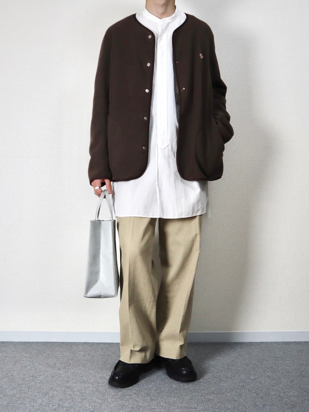「秋服まるっと大公開、大人カジュアル、秋コーデ、シンプルコーデ、シャツスタイル、フリース、ジャケット、コーデュロイパンツ、ワイドパンツ、ブラウン、革靴、ローファー、Danton、COMOLI、YAECA」｜「DANTONの【DANTON/ダントン】FLEECE フリースカーディガン（ノーカラージャケット、ブラウン系）」を使った、takakiさん（メンズ・165cm）の秋コーディネートの2枚目の写真
