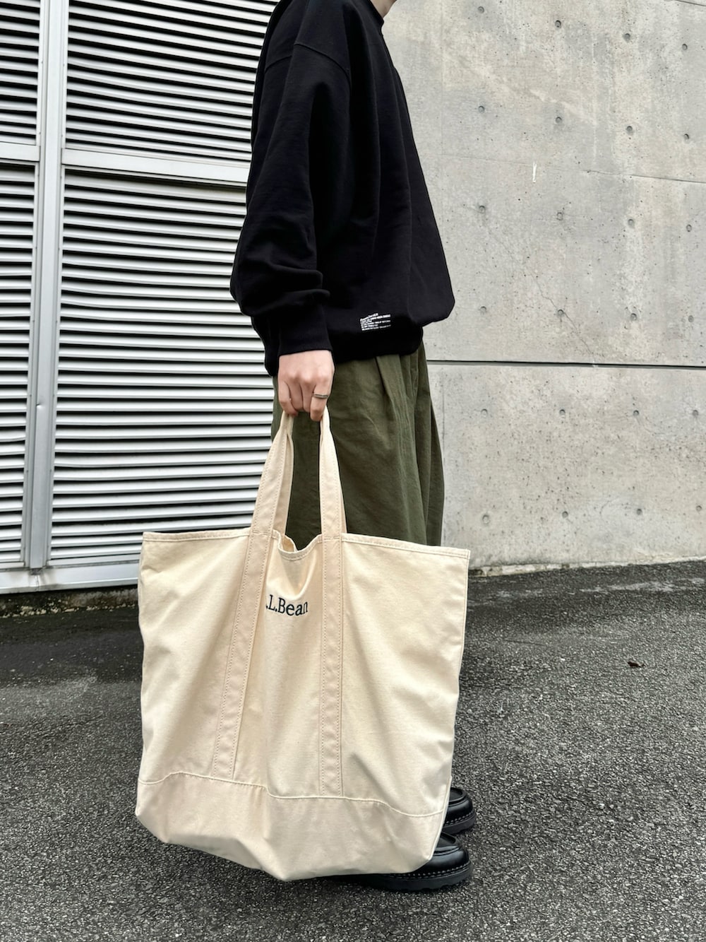 「シンプル、大人コーデ、秋服、シンプルコーデ、きれいめカジュアル、大人カジュアル、スウェット、カーゴパンツ、ワイドパンツ、革靴、ローファー、トートバッグ、WEARyouthコーデ、ラフコーデ、ゆるコーデ」｜「FreshServiceの＜FreshService（フレッシュサービス）＞ ヘビーオンス クルーネック スウェット（スウェット、ブラック系）」を使った、takakiさん（メンズ・165cm）の秋コーディネートの2枚目の写真