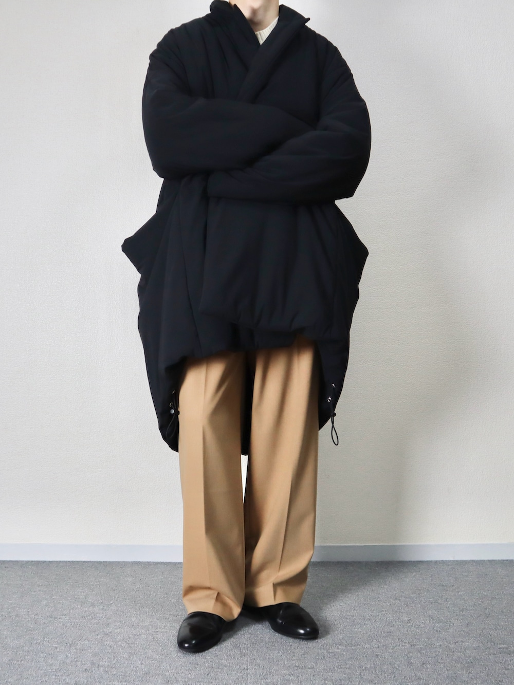 「ファッションを楽しもう、WEARyouthコーデ、冬コーデ、きれいめカジュアル、中綿コート、ニット、スラックス、革靴、シンプルコーデ、低身長、白ニット、ベージュパンツ、UNIQLO、BASIS BROEK、HARUTA」｜「BASISBROEKのアイテム（ジャケット/アウター、ブラック系）」を使った、takakiさん（メンズ・165cm）の秋コーディネートの2枚目の写真