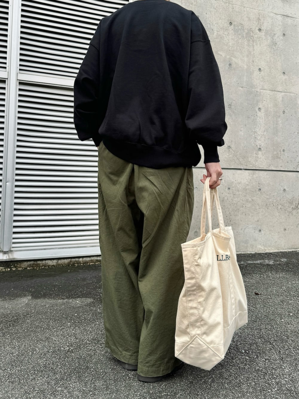 「シンプル、大人コーデ、秋服、シンプルコーデ、きれいめカジュアル、大人カジュアル、スウェット、カーゴパンツ、ワイドパンツ、革靴、ローファー、トートバッグ、WEARyouthコーデ、ラフコーデ、ゆるコーデ」｜「FreshServiceの＜FreshService（フレッシュサービス）＞ ヘビーオンス クルーネック スウェット（スウェット、ブラック系）」を使った、takakiさん（メンズ・165cm）の秋コーディネートの3枚目の写真