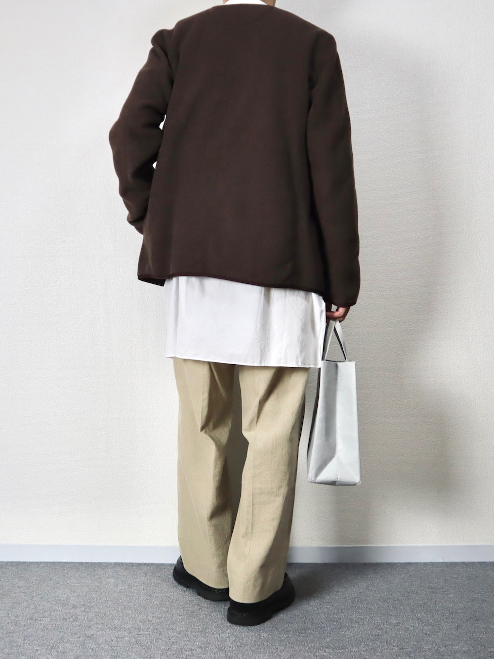 「秋服まるっと大公開、大人カジュアル、秋コーデ、シンプルコーデ、シャツスタイル、フリース、ジャケット、コーデュロイパンツ、ワイドパンツ、ブラウン、革靴、ローファー、Danton、COMOLI、YAECA」｜「DANTONの【DANTON/ダントン】FLEECE フリースカーディガン（ノーカラージャケット、ブラウン系）」を使った、takakiさん（メンズ・165cm）の秋コーディネートの3枚目の写真