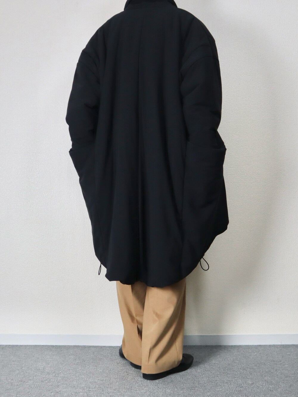 「ファッションを楽しもう、WEARyouthコーデ、冬コーデ、きれいめカジュアル、中綿コート、ニット、スラックス、革靴、シンプルコーデ、低身長、白ニット、ベージュパンツ、UNIQLO、BASIS BROEK、HARUTA」｜「BASISBROEKのアイテム（ジャケット/アウター、ブラック系）」を使った、takakiさん（メンズ・165cm）の秋コーディネートの3枚目の写真