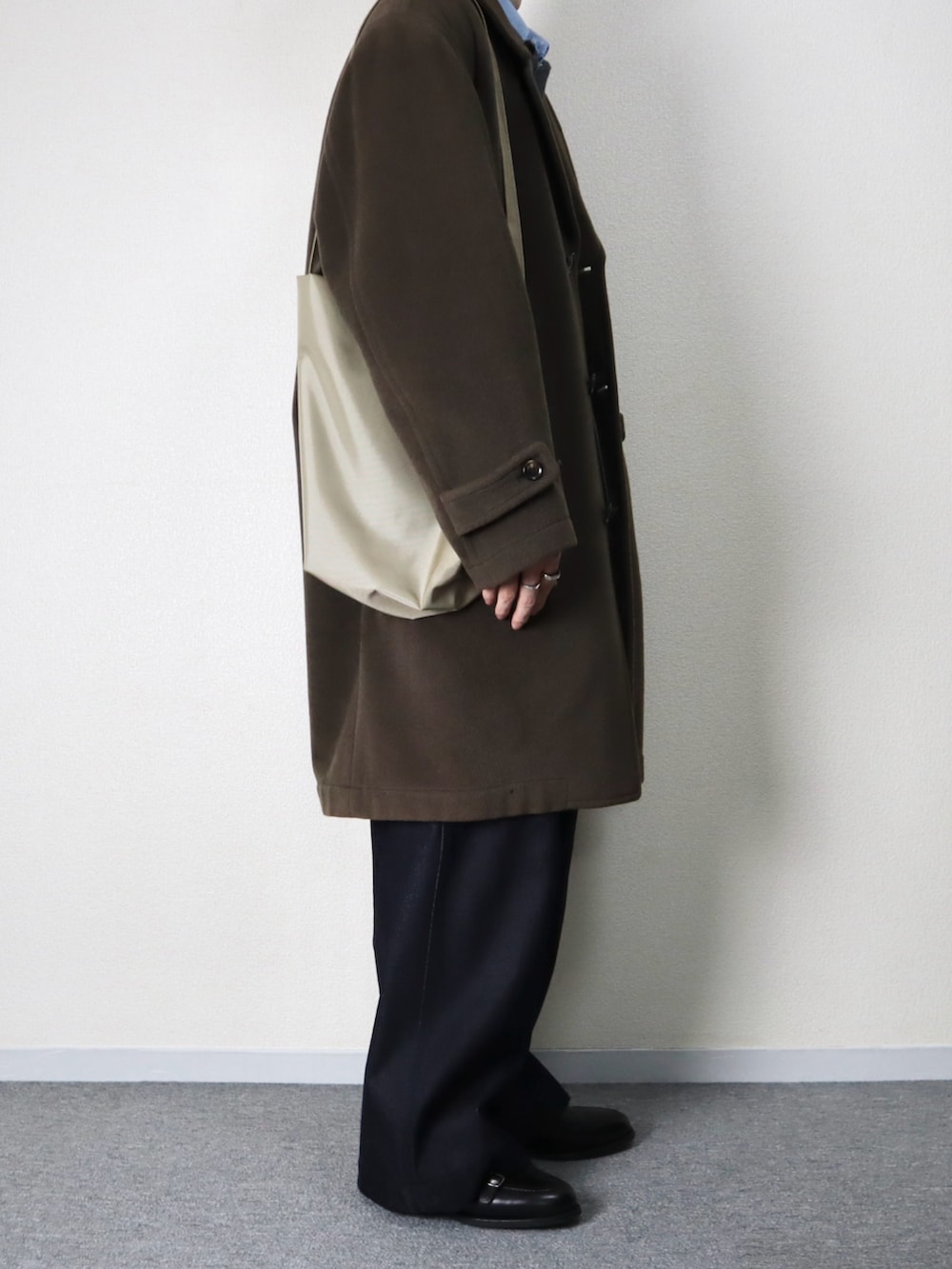 ブルー系のデニムパンツ、ブルー系のシャツ/ブラウス、グレー系のカーディガン/ボレロを着用したメンズの冬コーディネートの2枚目の写真