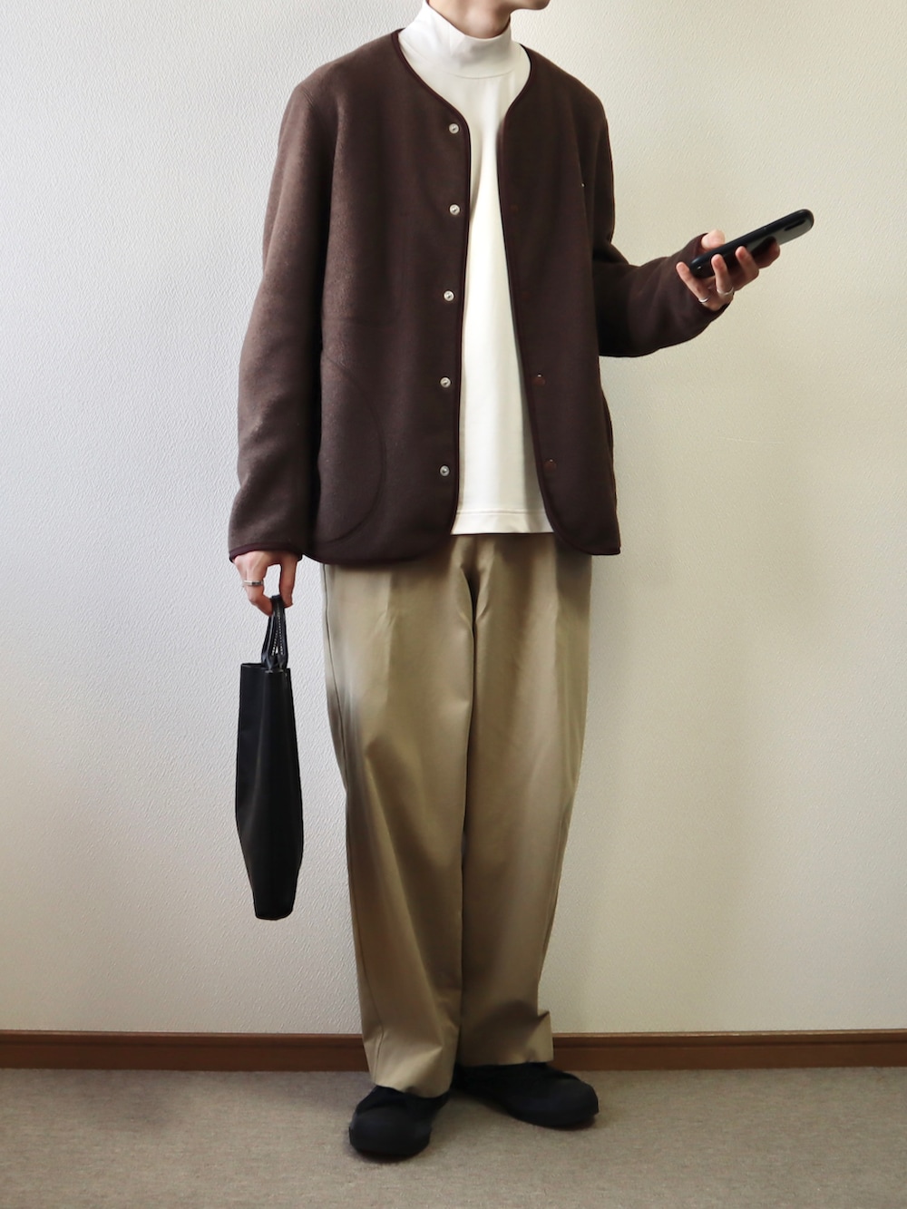 「秋ルック紹介するよ、シンプル、秋服、秋コーデ、暖色系、ダントン、カーディガン、フリース、ハイネック、チノパン、ワイドパンツ、スニーカー、レザーバッグ、UNIQLO U、Danton」｜「DANTONの【DANTON/ダントン】FLEECE フリースカーディガン（ノーカラージャケット、ブラウン系）」を使った、takakiさん（メンズ・165cm）の秋コーディネートの2枚目の写真