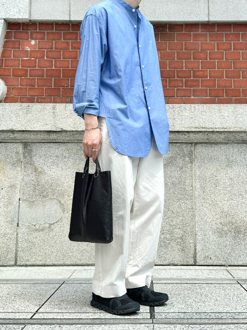 ブルー系のシャツ/ブラウス、ホワイト系のチノパンツ、ブラック系のスニーカーを着用したメンズの夏コーディネートの2枚目の写真