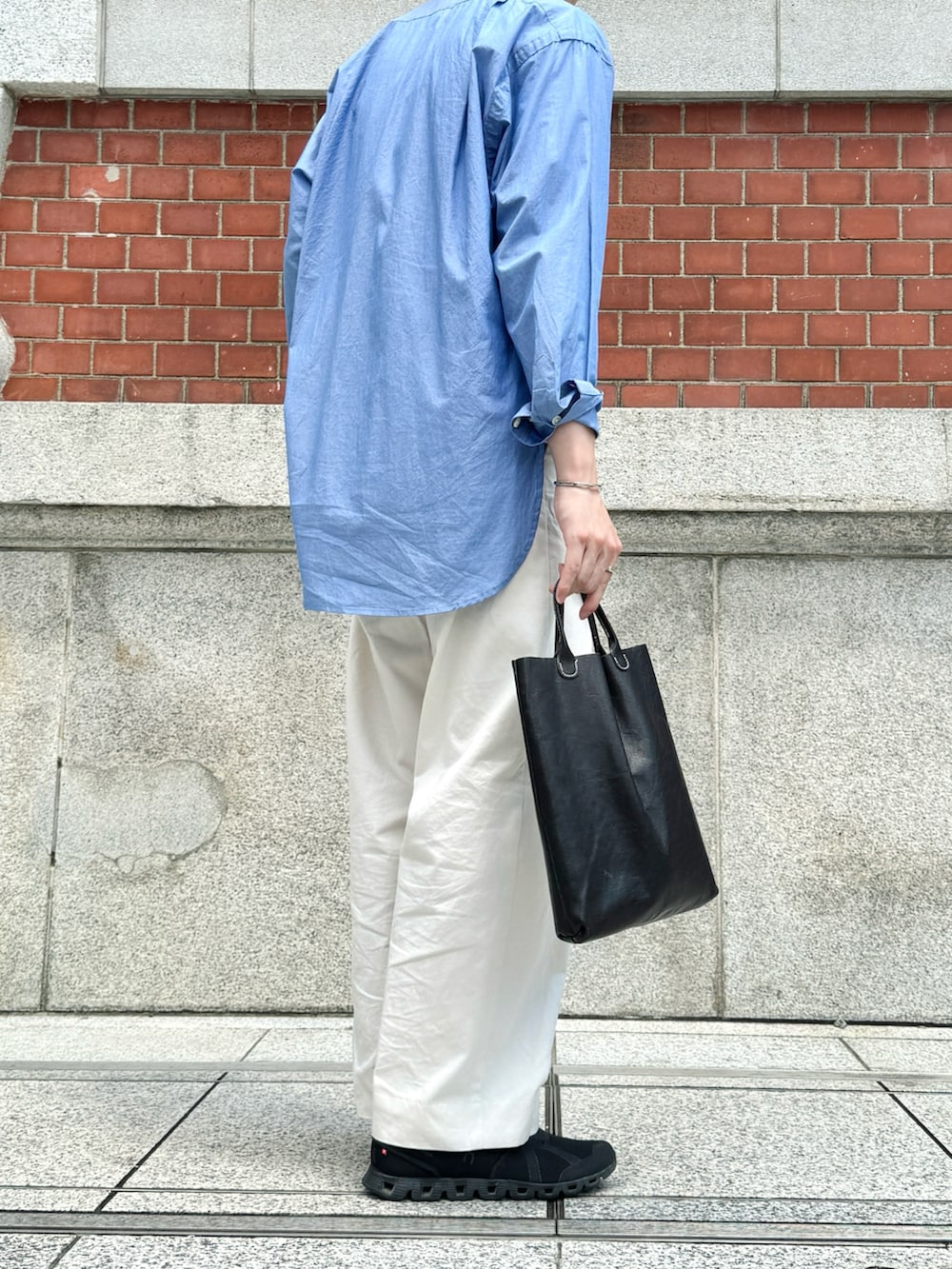 ブルー系のシャツ/ブラウス、ホワイト系のチノパンツ、ブラック系のスニーカーを着用したメンズの夏コーディネートの3枚目の写真