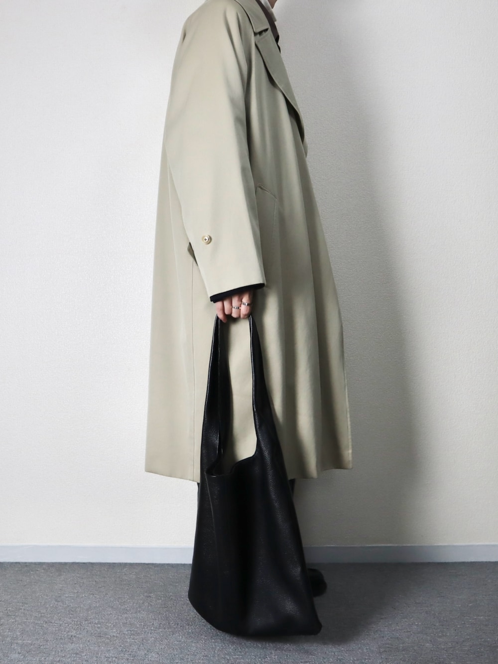 ブラウン系のシャツ/ブラウス、ブラック系のトートバッグ、ブラック系のローファーを着用したメンズの冬コーディネートの2枚目の写真