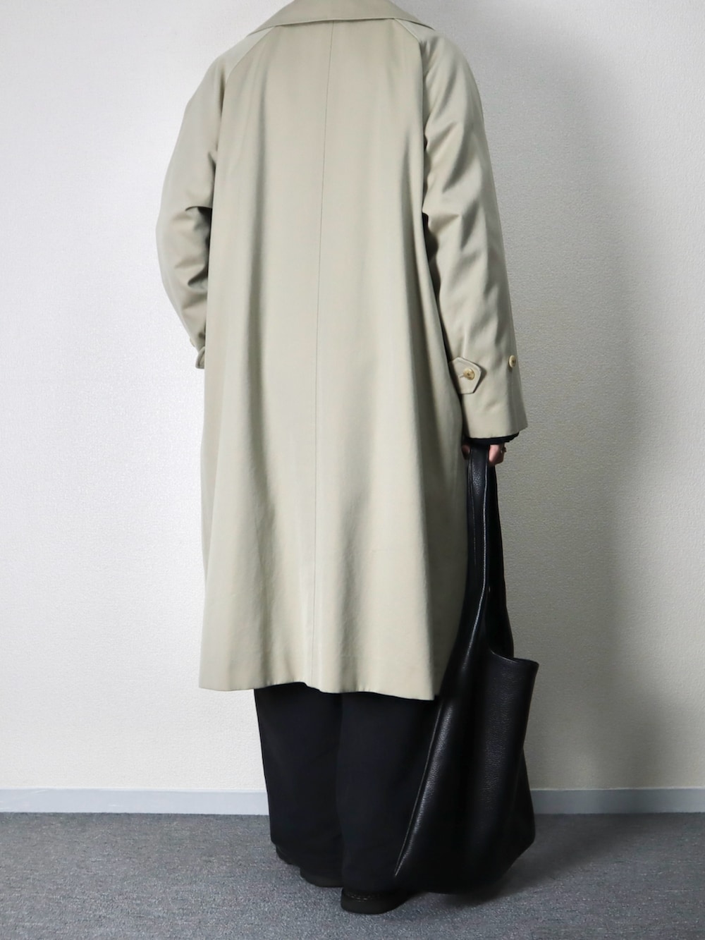 ブラウン系のシャツ/ブラウス、ブラック系のトートバッグ、ブラック系のローファーを着用したメンズの冬コーディネートの3枚目の写真