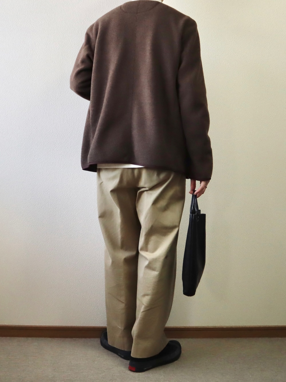 「秋ルック紹介するよ、シンプル、秋服、秋コーデ、暖色系、ダントン、カーディガン、フリース、ハイネック、チノパン、ワイドパンツ、スニーカー、レザーバッグ、UNIQLO U、Danton」｜「DANTONの【DANTON/ダントン】FLEECE フリースカーディガン（ノーカラージャケット、ブラウン系）」を使った、takakiさん（メンズ・165cm）の秋コーディネートの3枚目の写真