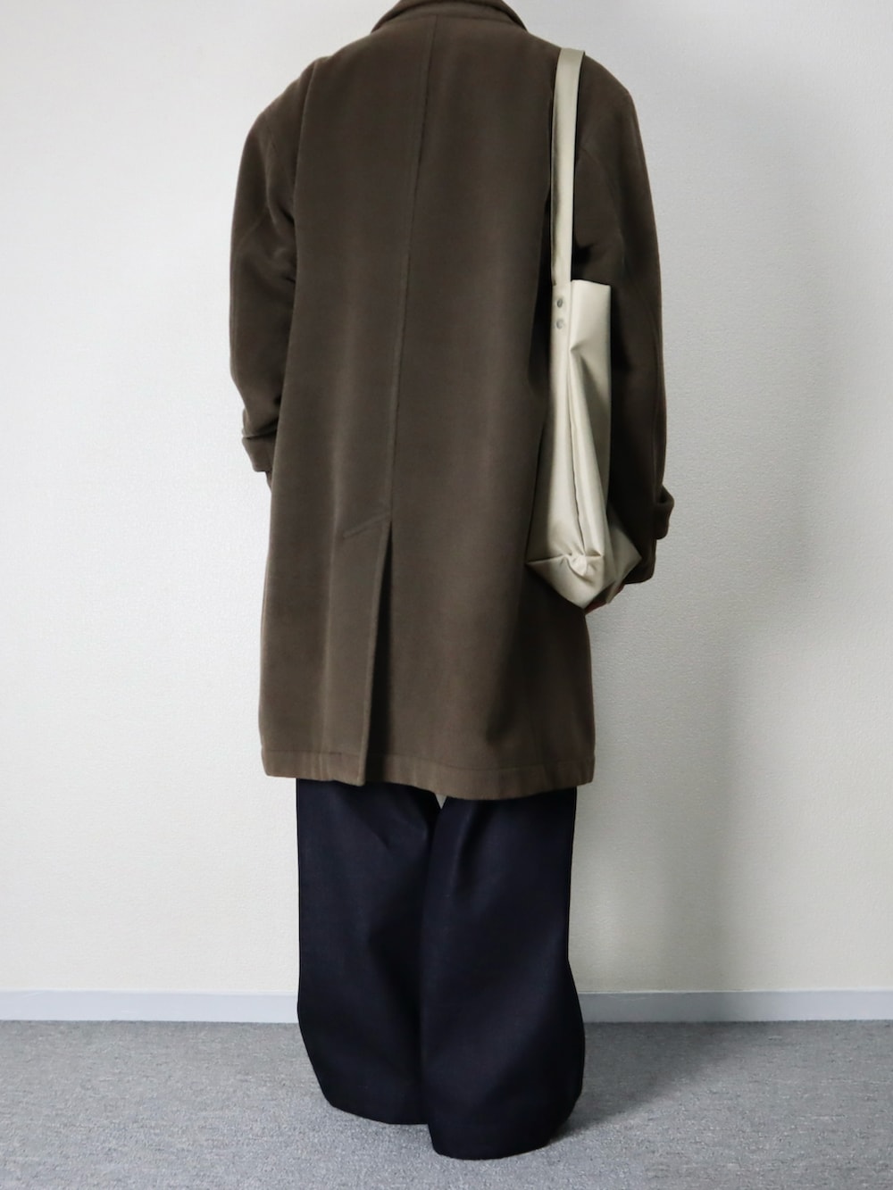 ブルー系のデニムパンツ、ブルー系のシャツ/ブラウス、グレー系のカーディガン/ボレロを着用したメンズの冬コーディネートの3枚目の写真