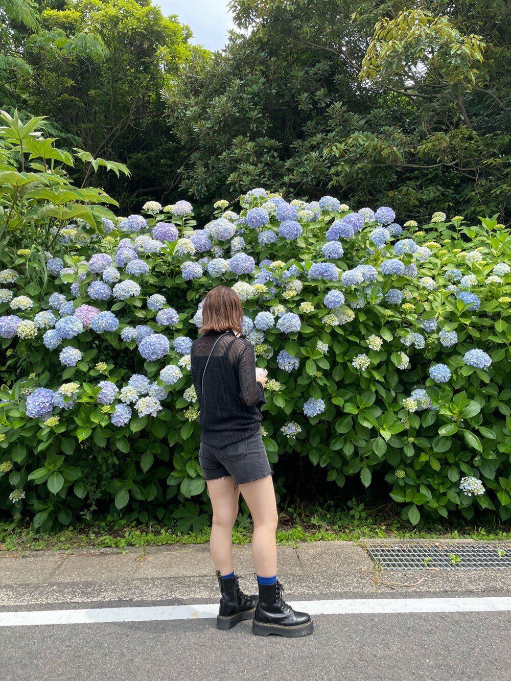 ブラック系のブーツ、ブラック系のその他パンツ、ブラック系のニット/セーターを着用したレディースの秋コーディネートの2枚目の写真