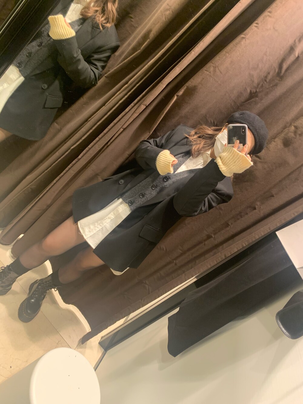 ブラック系のブーツ、ホワイト系のシャツ/ブラウス、ブラック系のテーラードジャケットを着用したレディースの冬コーディネートの2枚目の写真