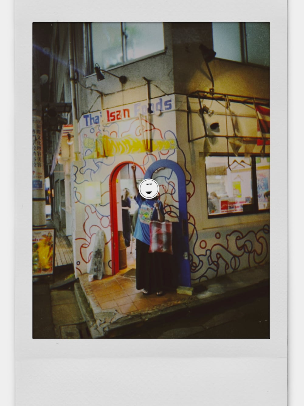 ブラック系のスカート、ブラック系のサンダル、ブルー系のTシャツ/カットソーを着用したレディースの夏コーディネートの2枚目の写真