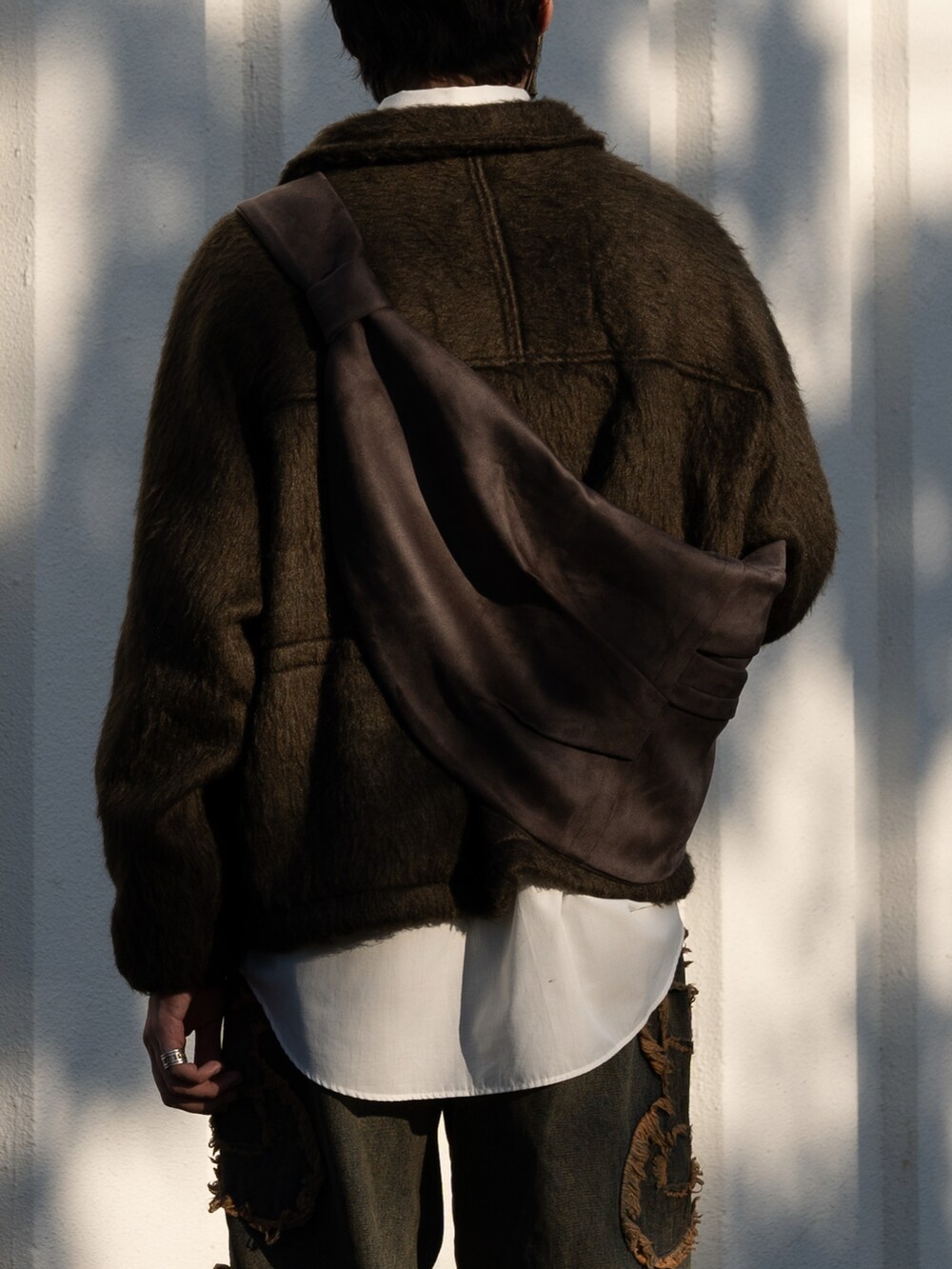 グリーン系のブルゾン、ブルー系のデニムパンツ、ホワイト系のシャツ/ブラウスを着用したメンズの冬コーディネートの4枚目の写真