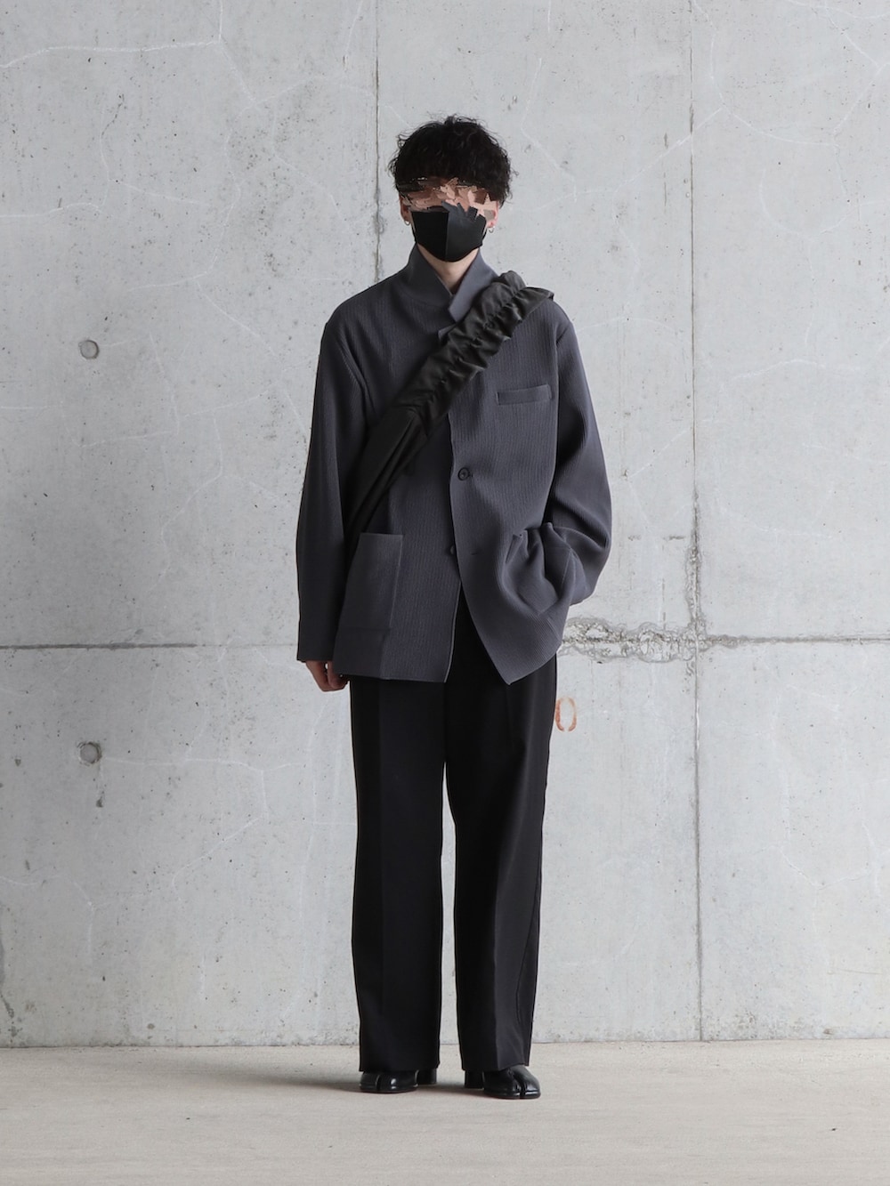 「休日コーデ、シンプル、春、おしゃれさんと繋がりたい、春アウター、春服、ジャケット、大人コーデ、ブーツ、足袋ブーツ、マルジェラ、Maison Margiela、stein、UNIQLO、いまどきジャケット写真」｜「steinのアイテム（その他アウター、グレー系）」を使った、Takumiさん（メンズ・177cm）の春コーディネートの3枚目の写真