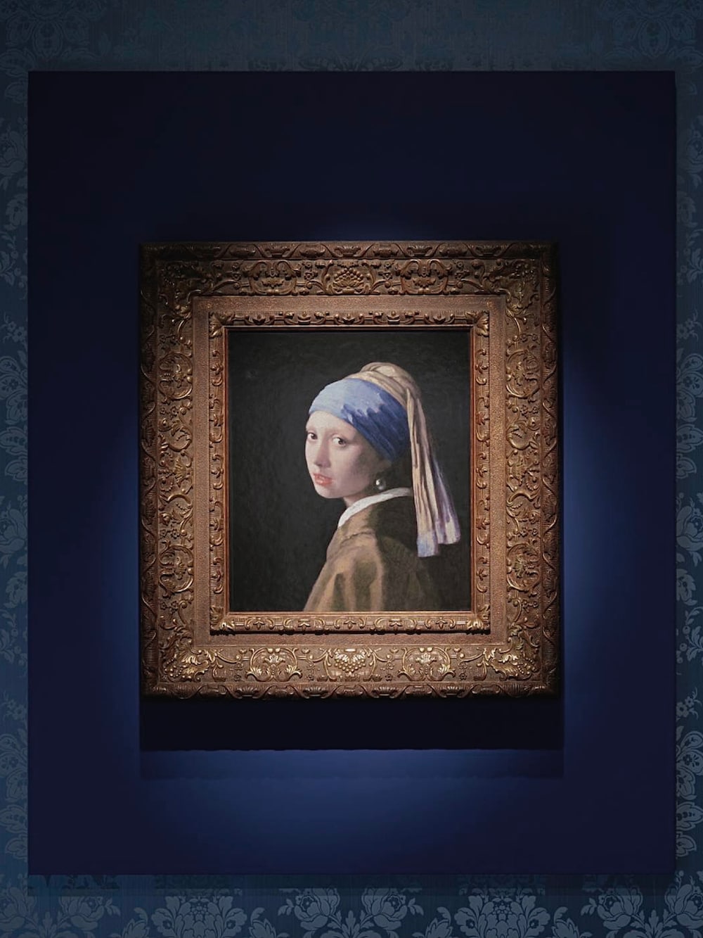 ブルー系のデニムパンツ、ブラック系のドレスシューズ、イエロー系のカーディガン/ボレロを着用したメンズの冬コーディネートの2枚目の写真