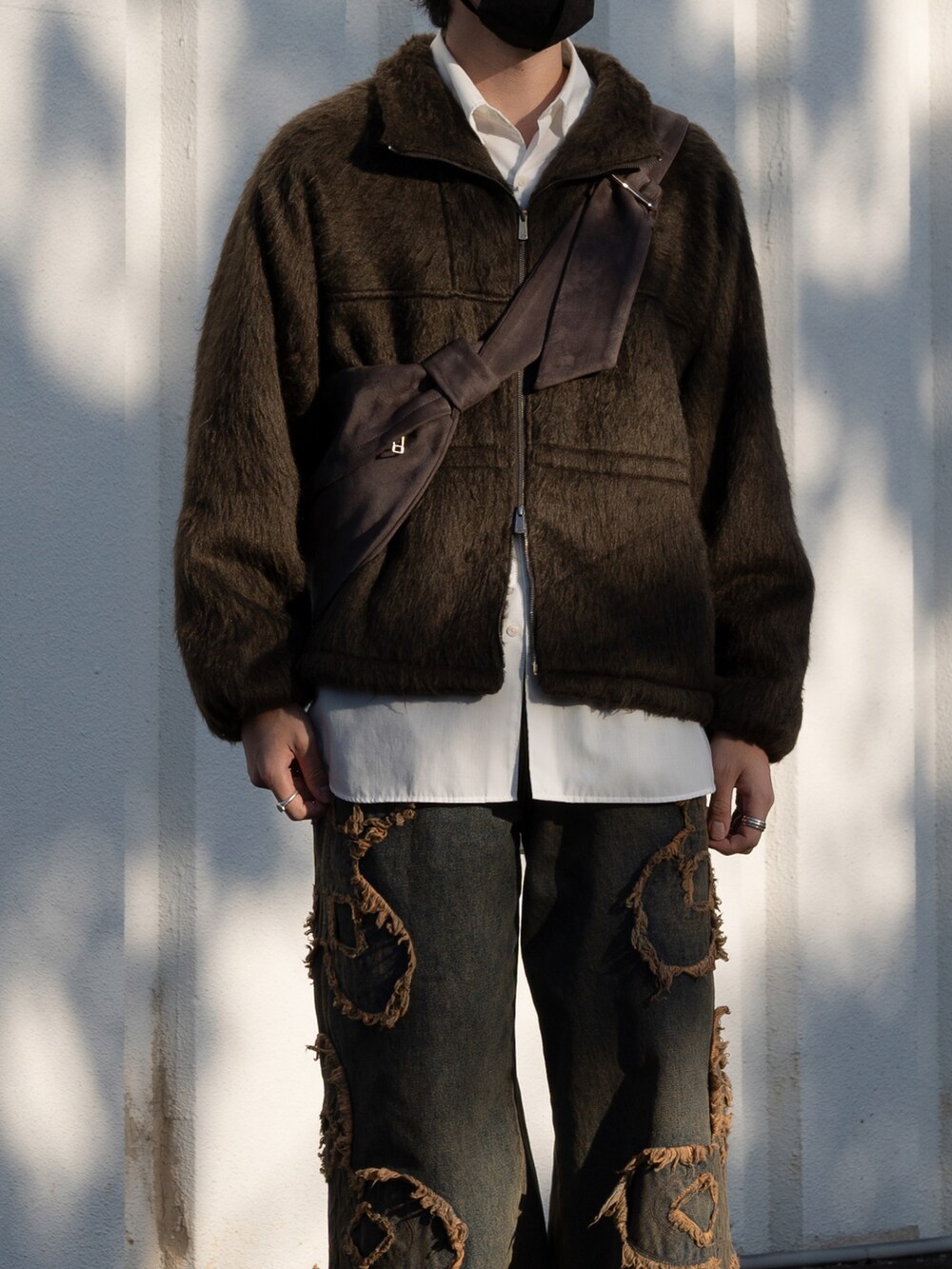 グリーン系のブルゾン、ブルー系のデニムパンツ、ホワイト系のシャツ/ブラウスを着用したメンズの冬コーディネートの2枚目の写真