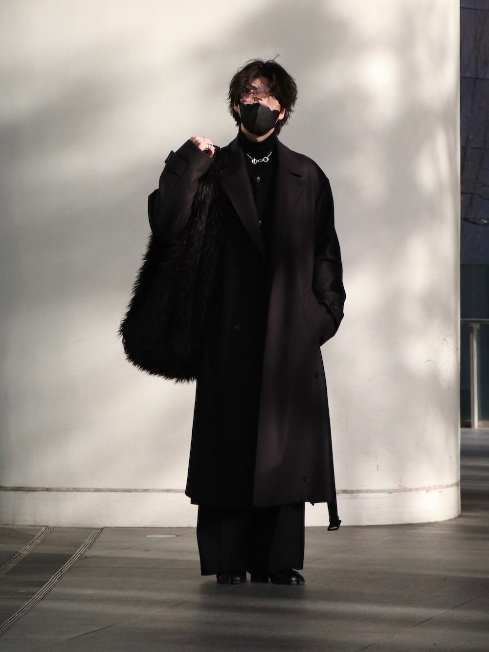 「冬コーデ、ホワイトコーデ、クリスマスに着たい服、マイベストコーデ2024、今日のコーデ、ロングコート、韓国ファッション、モード、ssstein、秋冬コーデ、おしゃれさんと繋がりたい、メンズファッション、最近のいい感じコーデ、足袋ブーツ、スラックス」｜「steinのアイテム（チェスターコート、グレー系）」を使った、Takumiさん（メンズ・177cm）の冬コーディネートの2枚目の写真