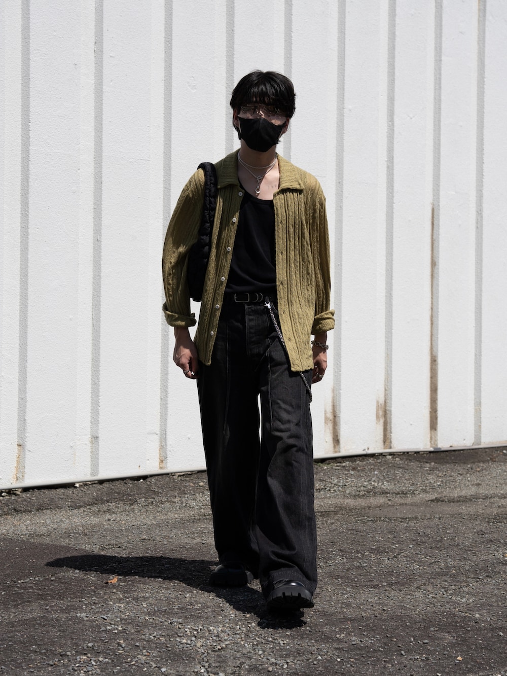 イエロー系のシャツ/ブラウス、ブラック系のデニムパンツ、ブラック系のブーツを着用したメンズの夏コーディネートの4枚目の写真