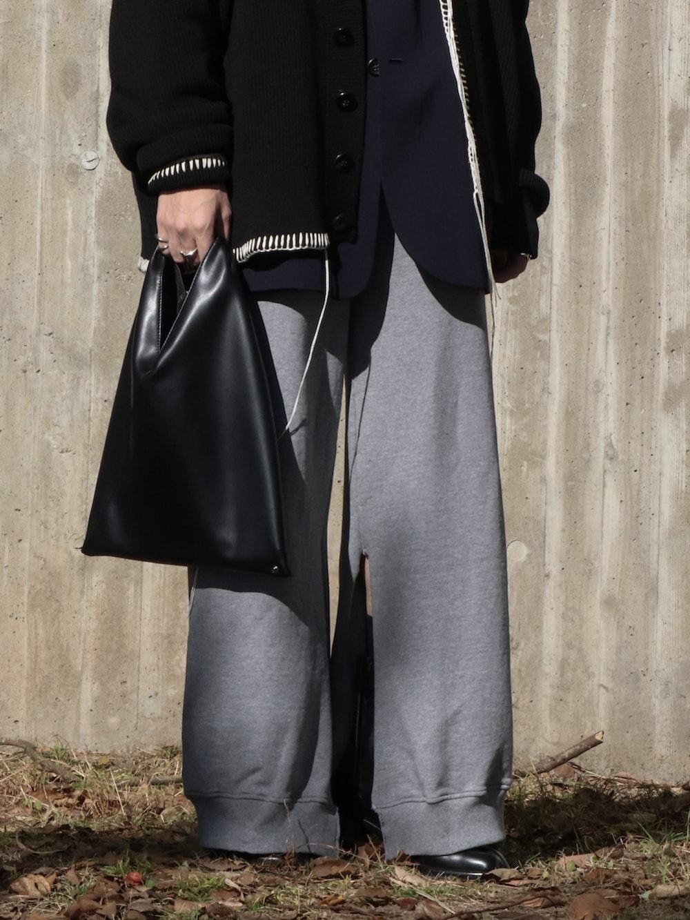 ブラック系のニット/セーター、ブルー系のテーラードジャケット、ブラック系のカーディガン/ボレロを着用したメンズの冬コーディネートの4枚目の写真