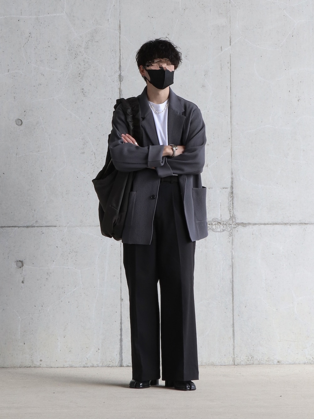 「休日コーデ、シンプル、春、おしゃれさんと繋がりたい、春アウター、春服、ジャケット、大人コーデ、ブーツ、足袋ブーツ、マルジェラ、Maison Margiela、stein、UNIQLO、いまどきジャケット写真」｜「steinのアイテム（その他アウター、グレー系）」を使った、Takumiさん（メンズ・177cm）の春コーディネートの2枚目の写真