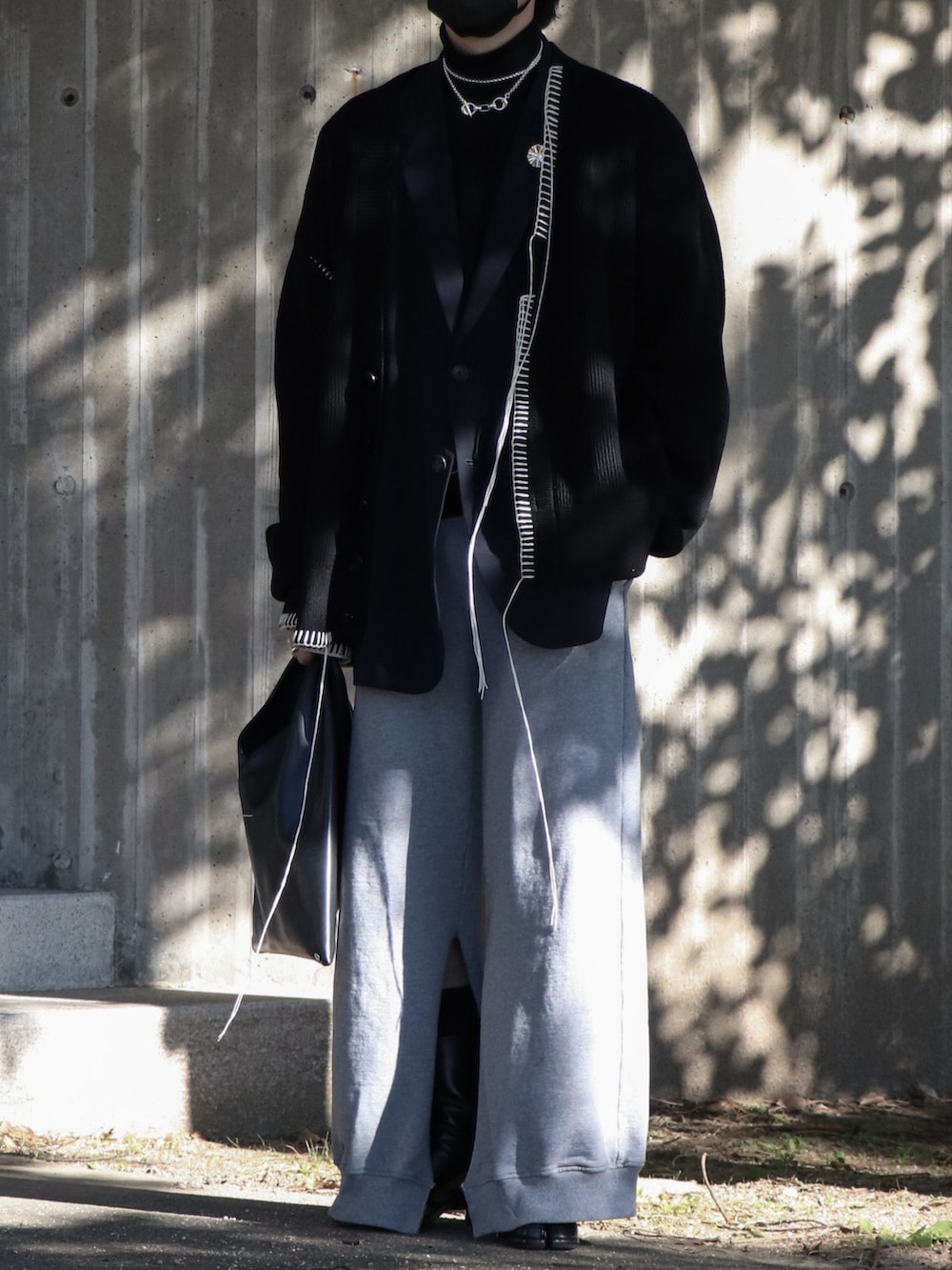 ブラック系のニット/セーター、ブルー系のテーラードジャケット、ブラック系のカーディガン/ボレロを着用したメンズの冬コーディネートの5枚目の写真