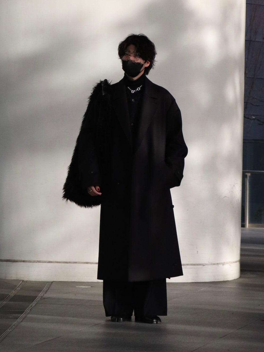 「冬コーデ、ホワイトコーデ、クリスマスに着たい服、マイベストコーデ2024、今日のコーデ、ロングコート、韓国ファッション、モード、ssstein、秋冬コーデ、おしゃれさんと繋がりたい、メンズファッション、最近のいい感じコーデ、足袋ブーツ、スラックス」｜「steinのアイテム（チェスターコート、グレー系）」を使った、Takumiさん（メンズ・177cm）の冬コーディネートの3枚目の写真
