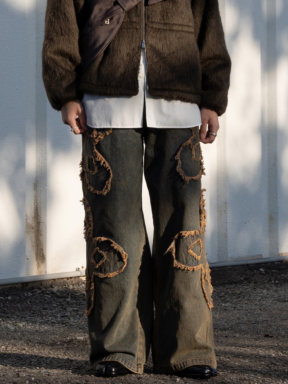 グリーン系のブルゾン、ブルー系のデニムパンツ、ホワイト系のシャツ/ブラウスを着用したメンズの冬コーディネートの3枚目の写真