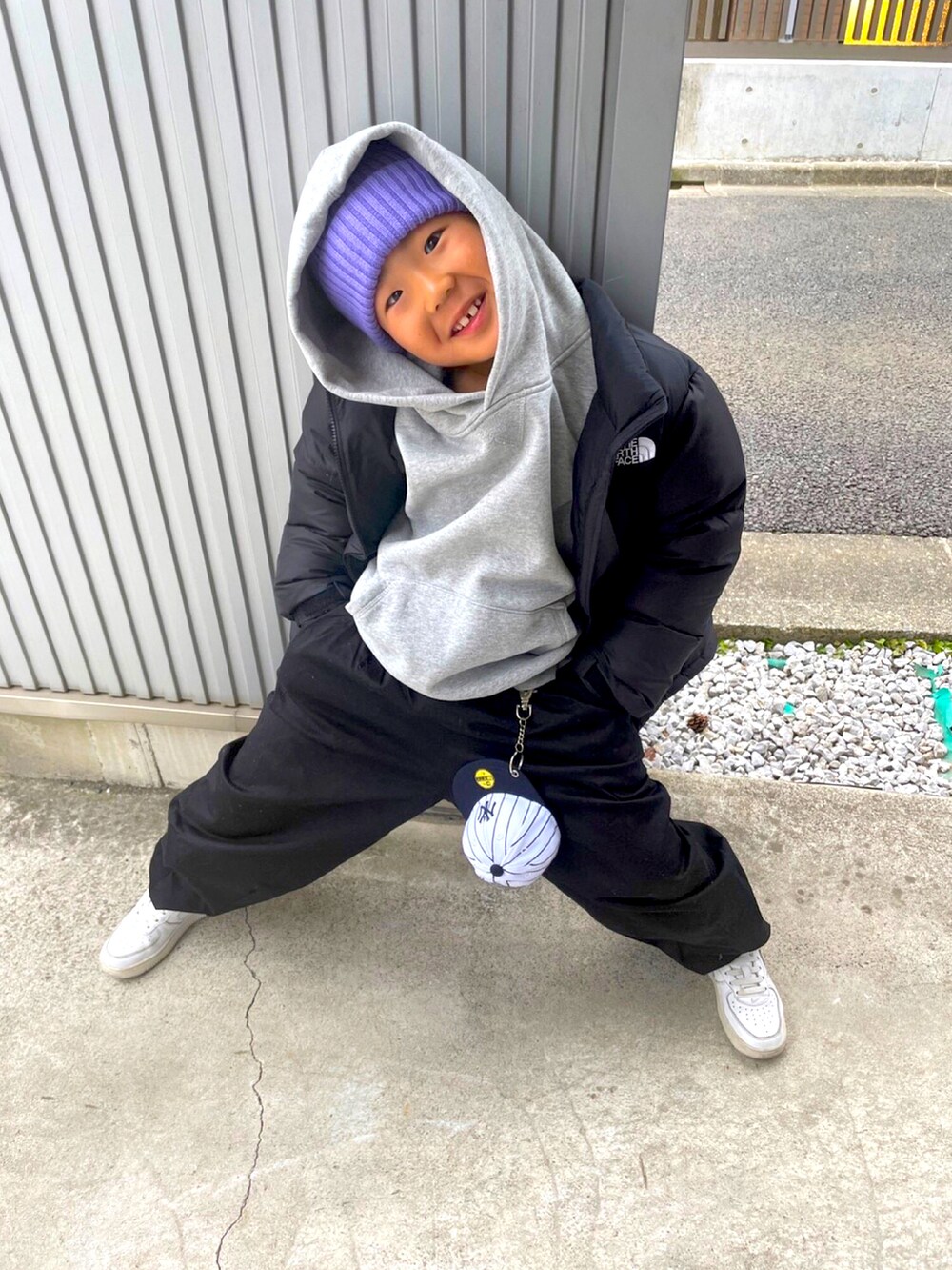 「モノトーン、休日スタイル、あったかコーデ、ニット帽、エコバッグ、白スニーカー、ヌプシ、THE NORTH FACE、モコモコアウター、NIKE、ダウンジャケット」｜「THE NORTH FACEのザ ノース フェイス THE NORTH FACE Nuptse Jacket（ダウンジャケット/コート、ブラック系）」を使った、Ryujiさん（キッズ・120cm）の冬コーディネートの2枚目の写真